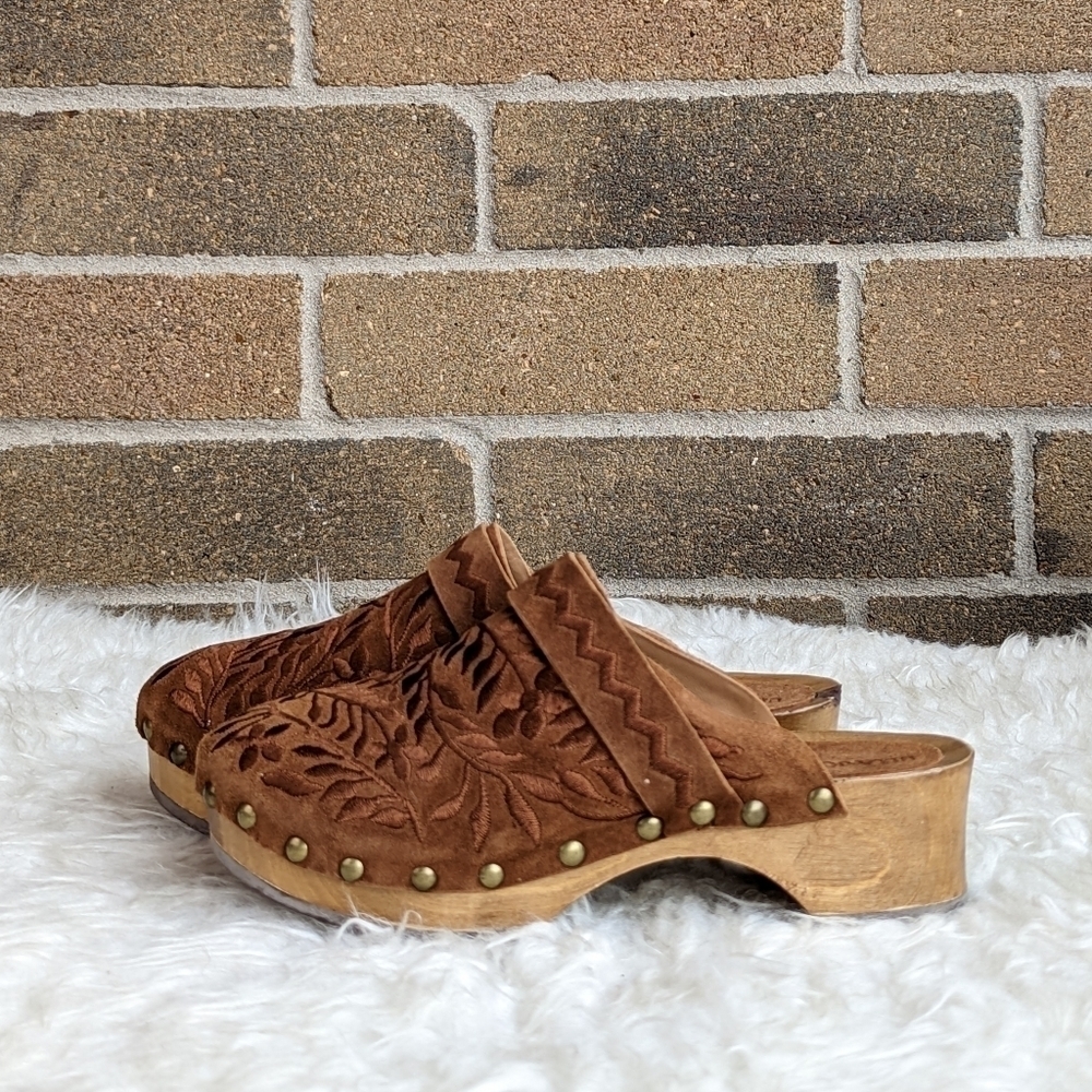 𝅺ULLA Johnson Embroidered Clog